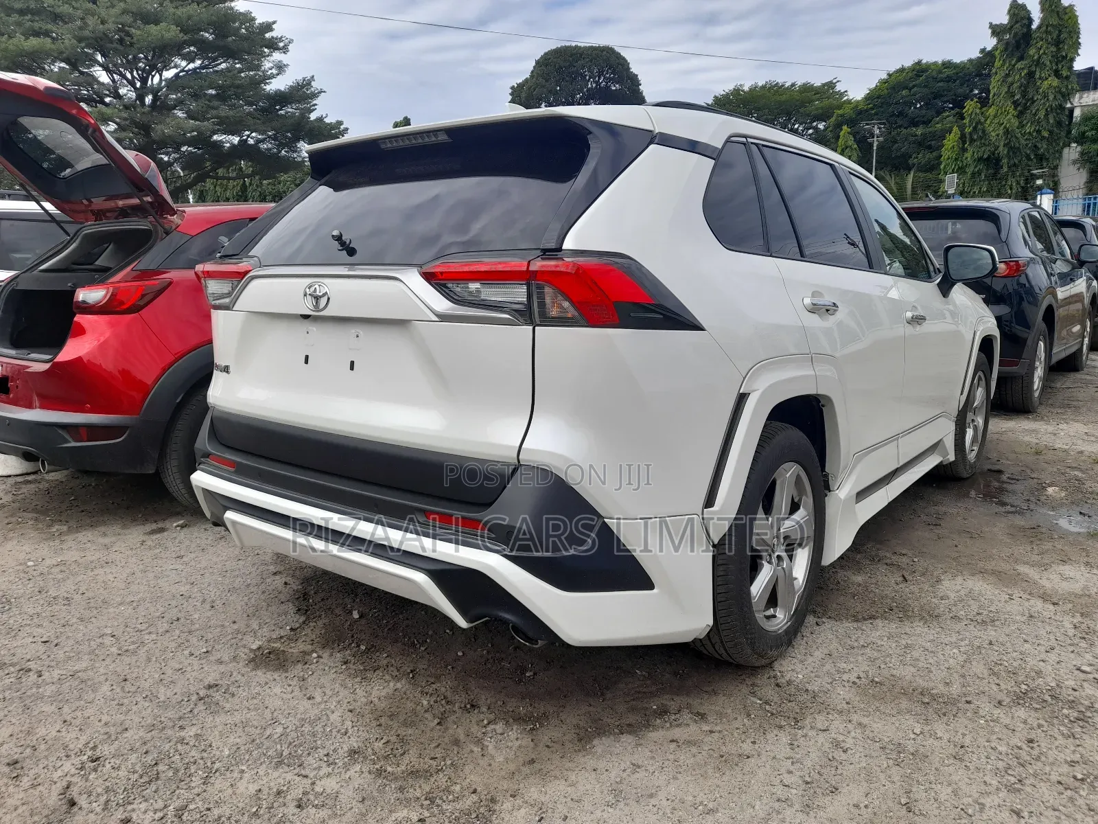 Toyota RAV4 XLE FWD 2019 White