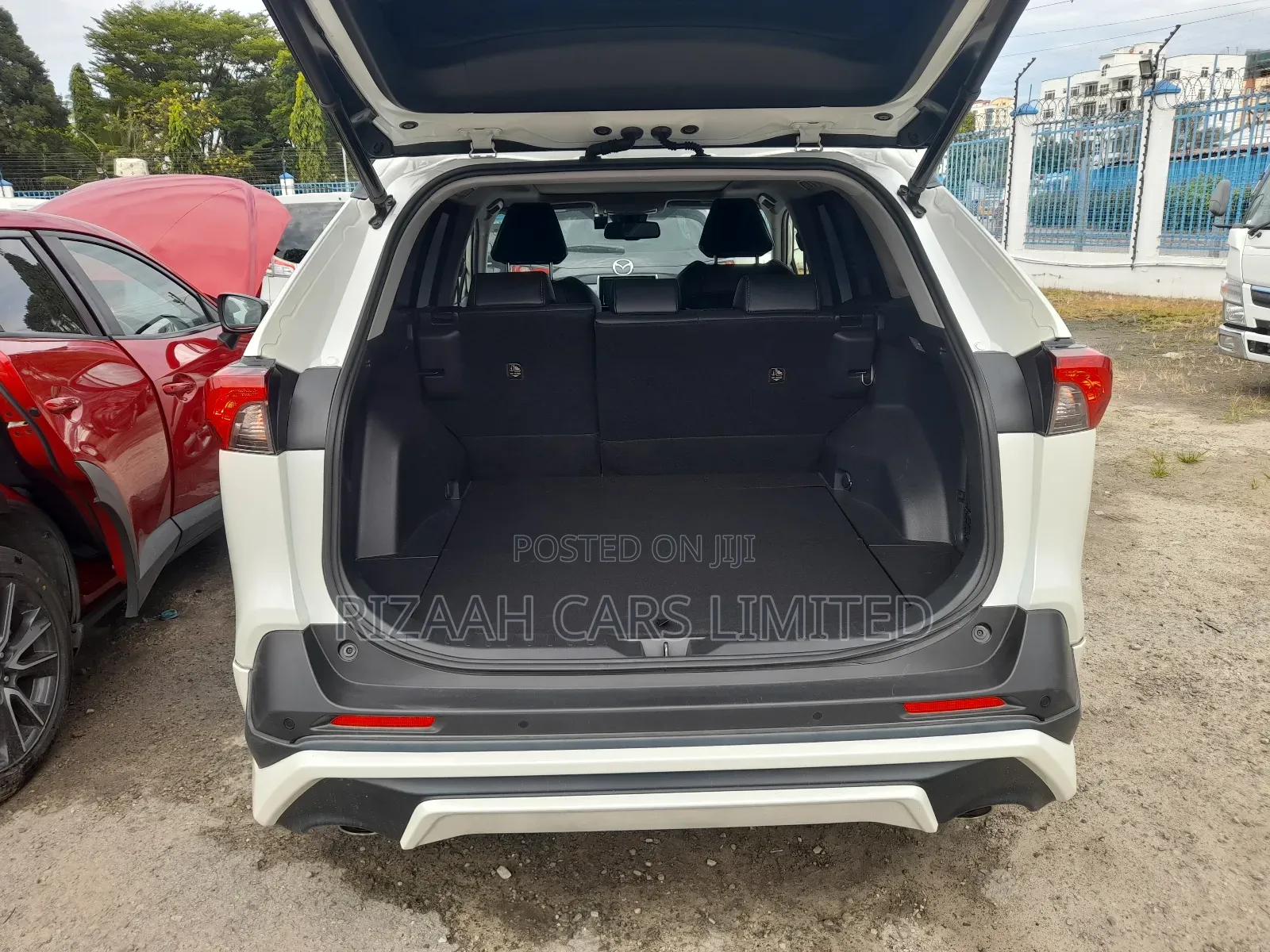 Toyota RAV4 XLE FWD 2019 White