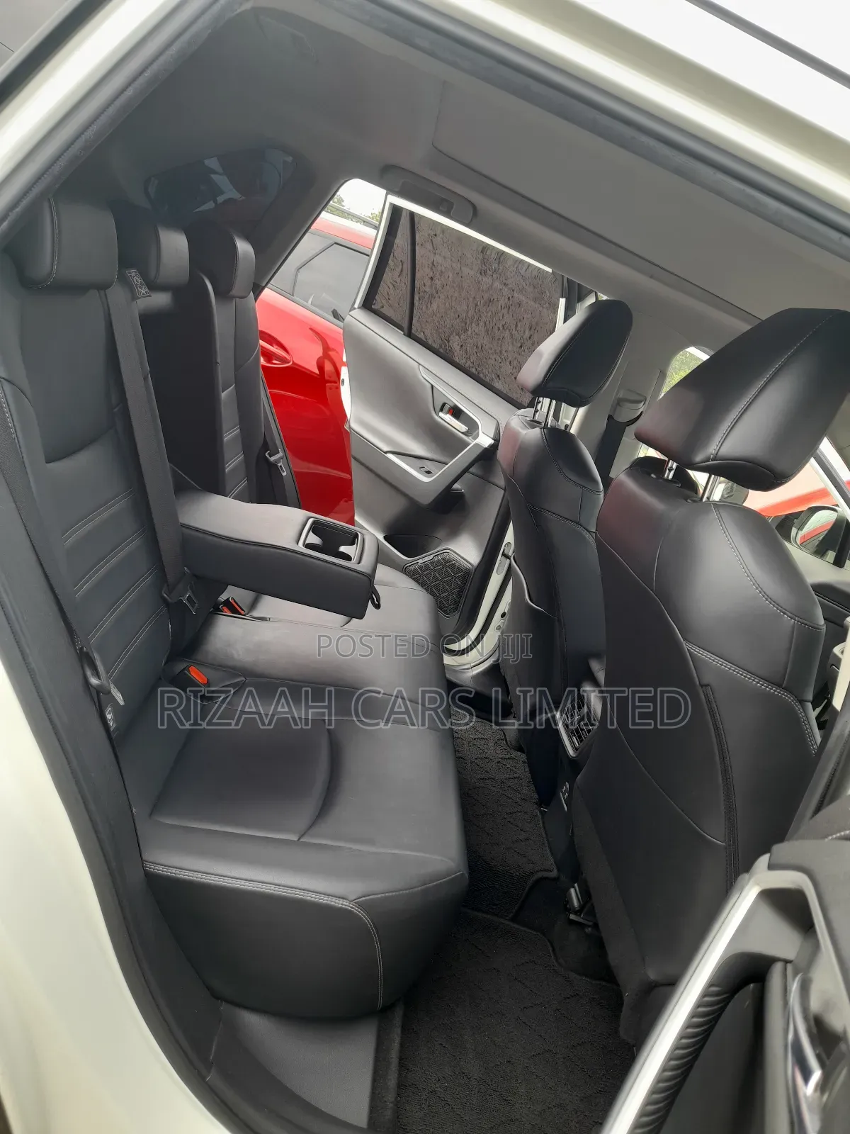 Toyota RAV4 XLE FWD 2019 White