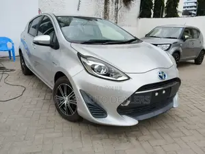 Toyota Aqua 2018 Silver