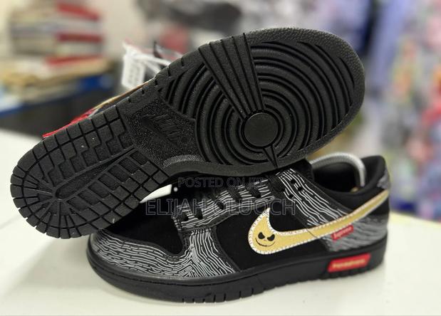 Nike Dunk "Supreme Panda Prank - main view