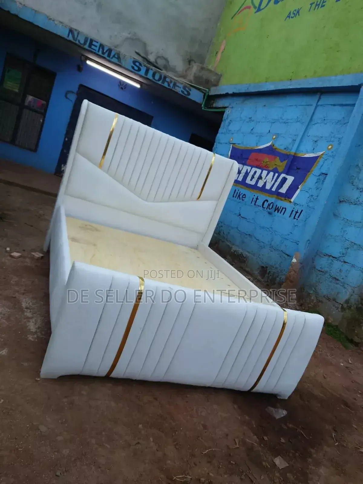 Queen Size 5*6 Chesterfield Bed