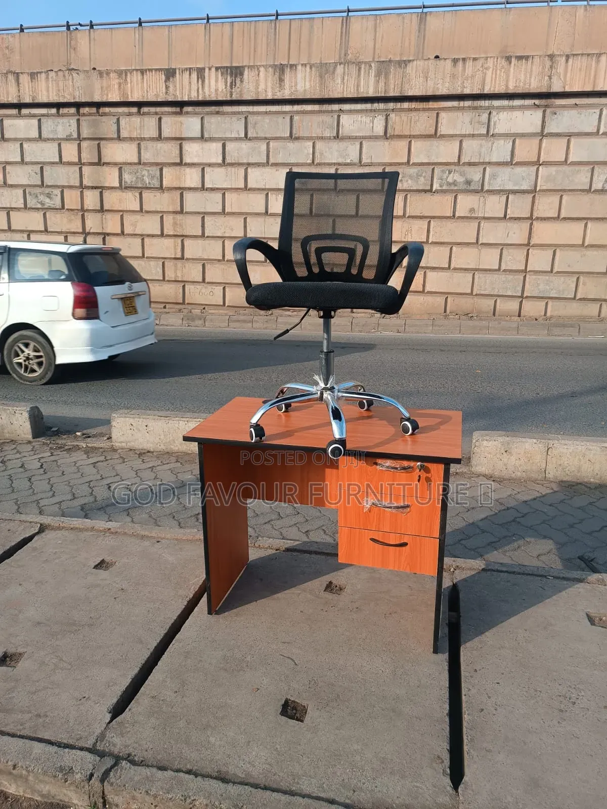 Modern Lockable Office Desk With Mesh Office Chair Gf4