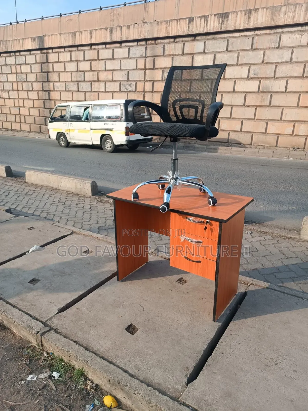 Quality Brown Office Desk With Mesh Swivel Office Chair Hj8