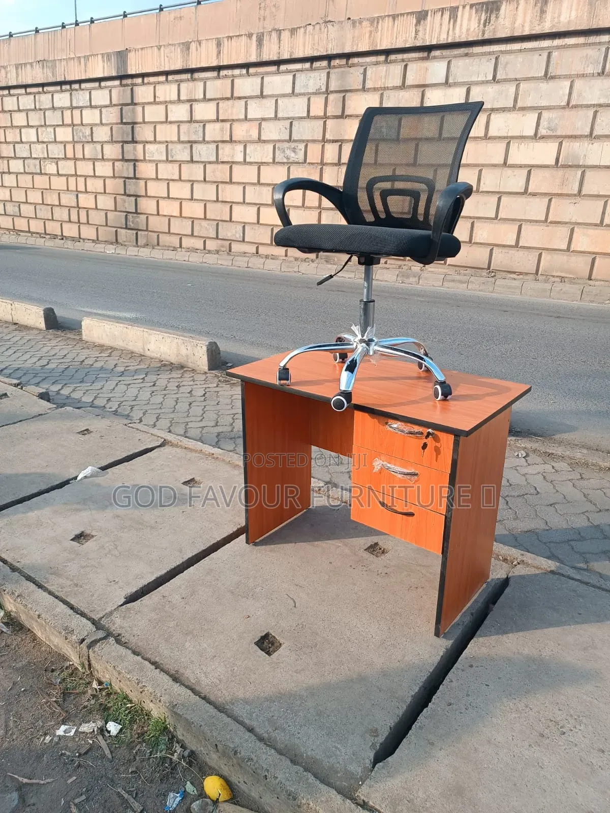 Modernised Lockable Office Desk With Mesh Office Chair Bj6t