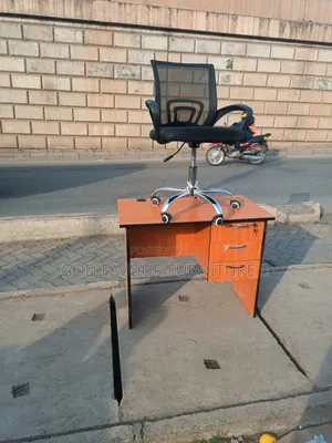 Elegant Lockable Drawers Office Desk With Mesh Chair Aw8m