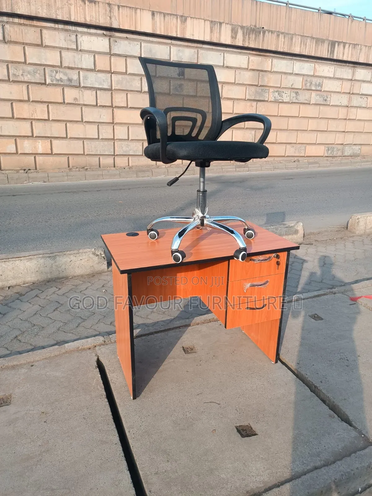 Swivel Adjustable Office Chair With Brown Office Desk Vf3z