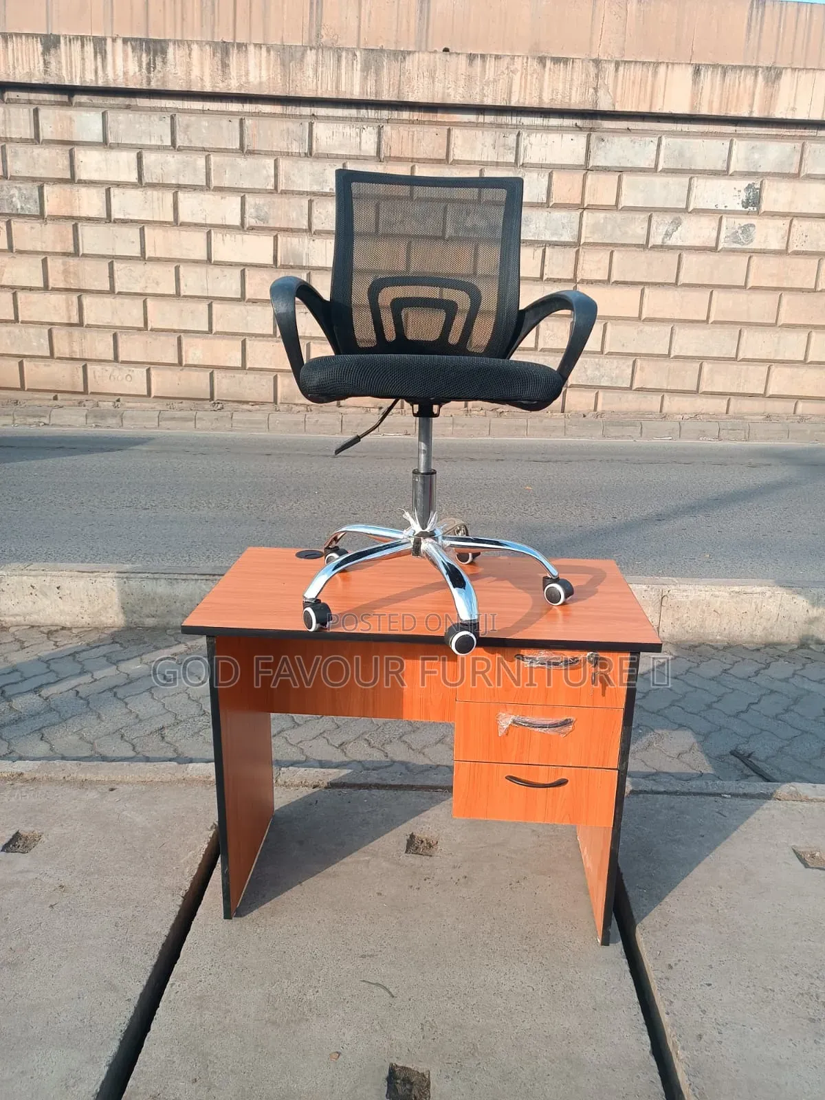 Quality Swivel Office Chair With Brown Office Desk Xd3a