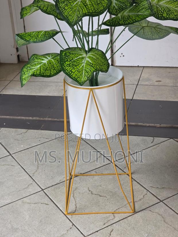Nordic Geometric Metal Iron Plant Display Planter - main view