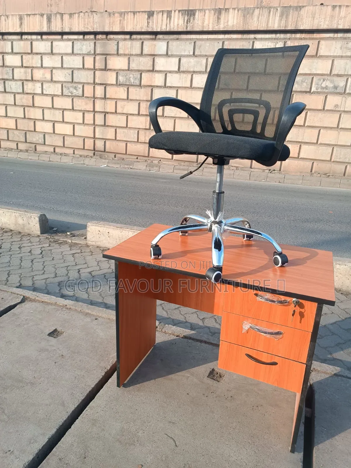 Lockable Drawers Office Desk With Mesh Office Chair Vd4q