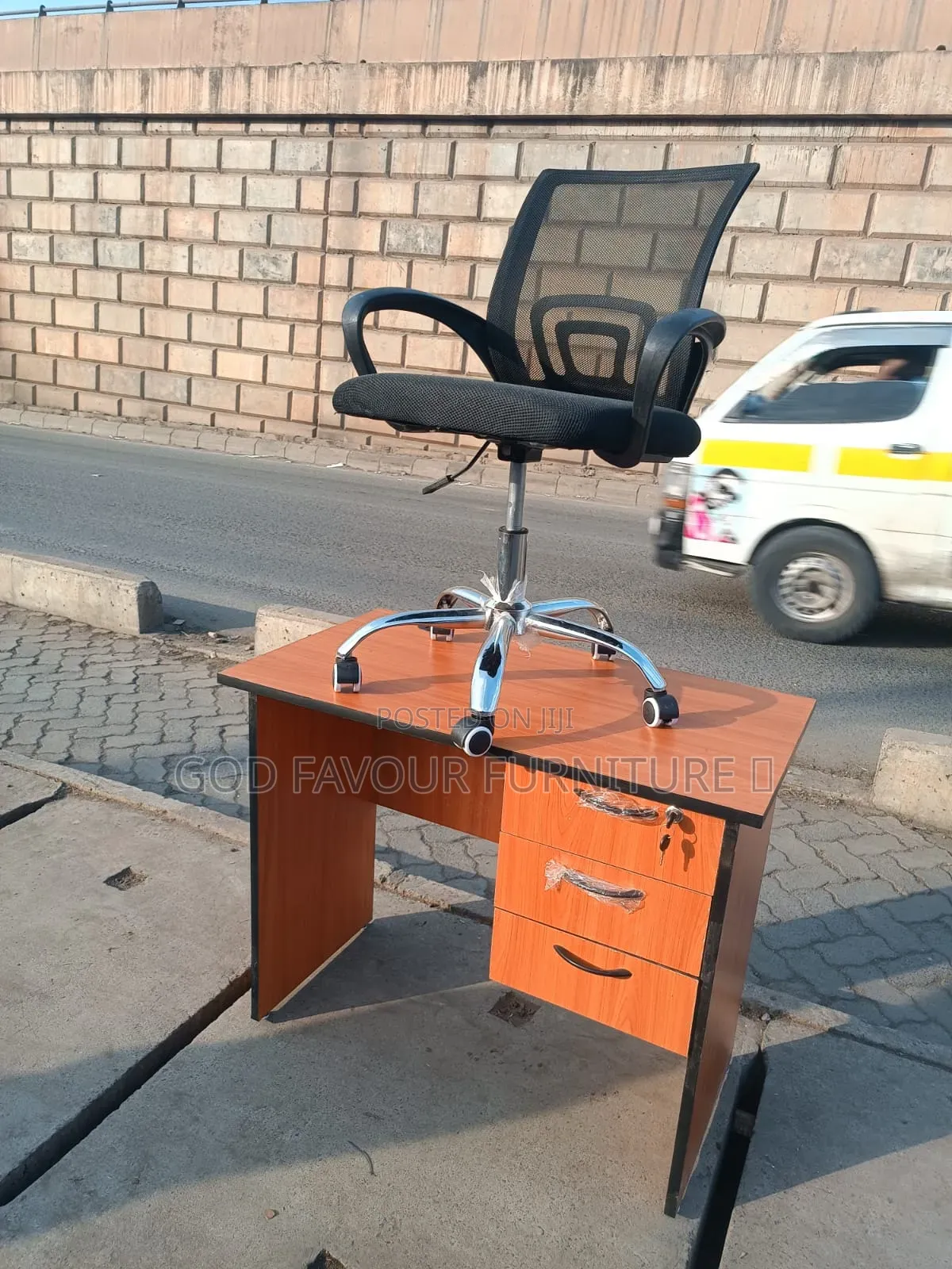 Brown Lockable Office Desk With Secretarial Mesh Chair Cf3q