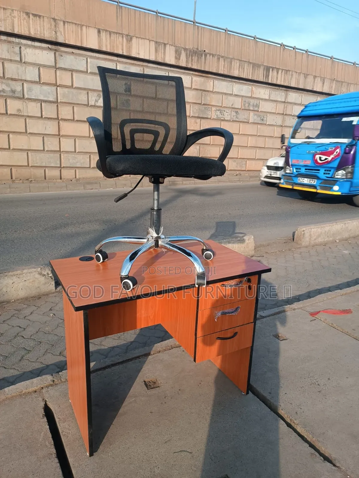 Unique Lockable Office Desk With Mesh Office Chair Vk9j
