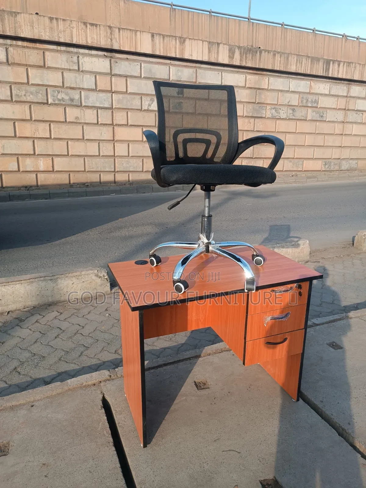 Modern Lockable Drawers Desk With Mesh Office Chair Vf4r
