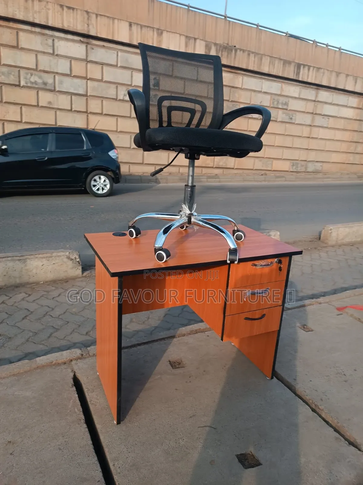Elegant Lockable Office Desk With Mesh Office Chair Ga7y