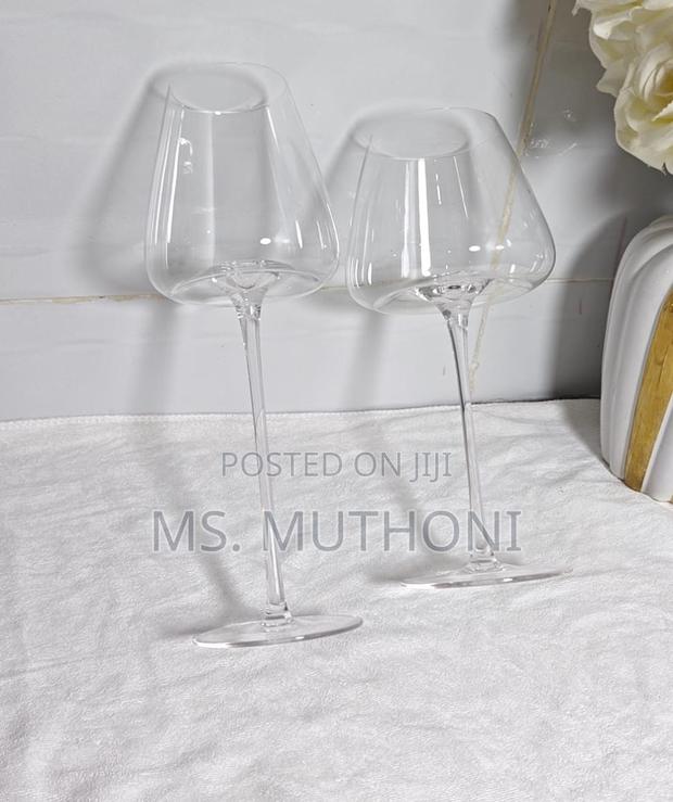 2 High Quality Long Stem Clear Wine Glasses. - thumbnail 2