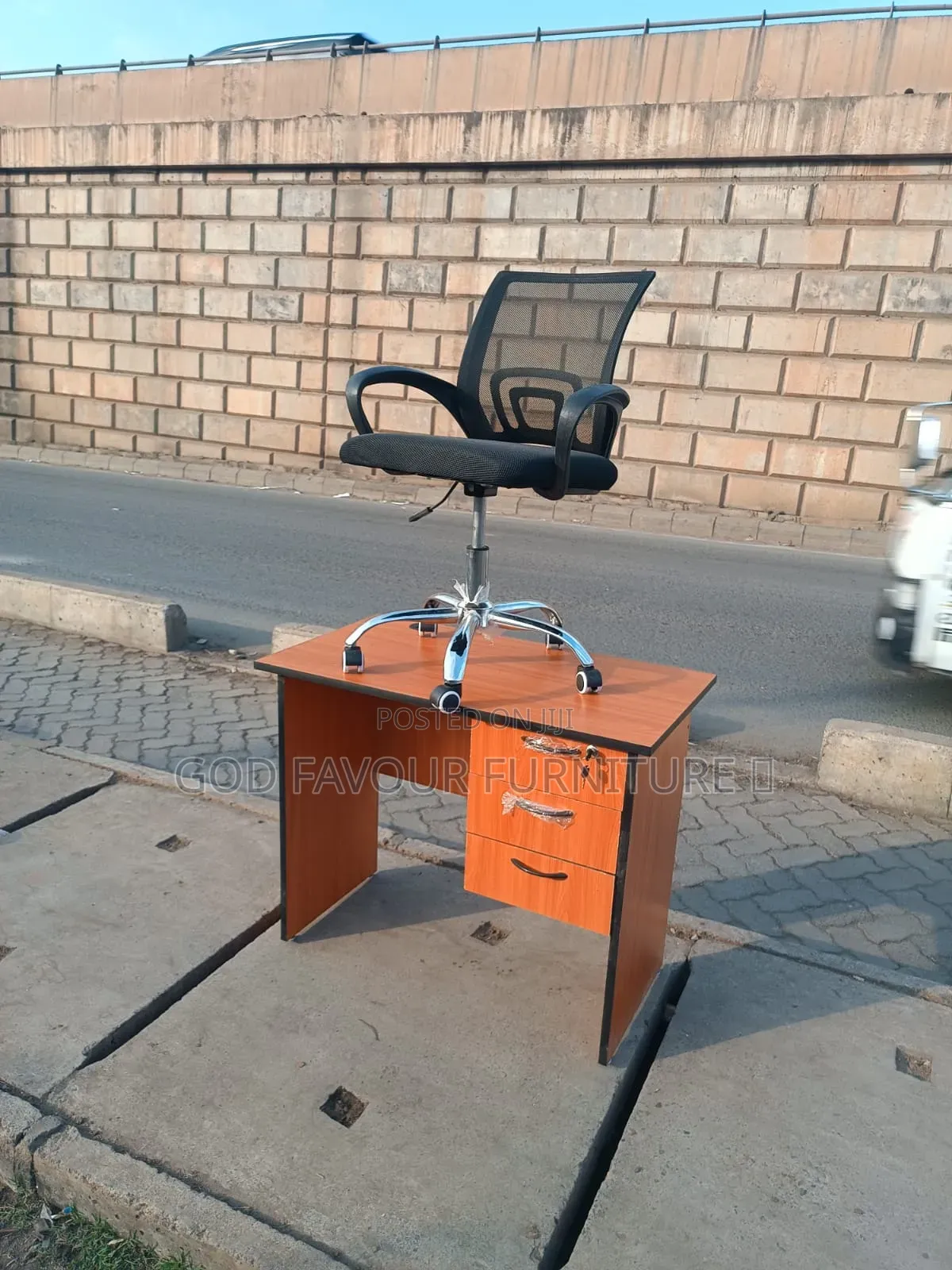 Vintage Black Mesh Office Chair With Lockable Office Desk Q6