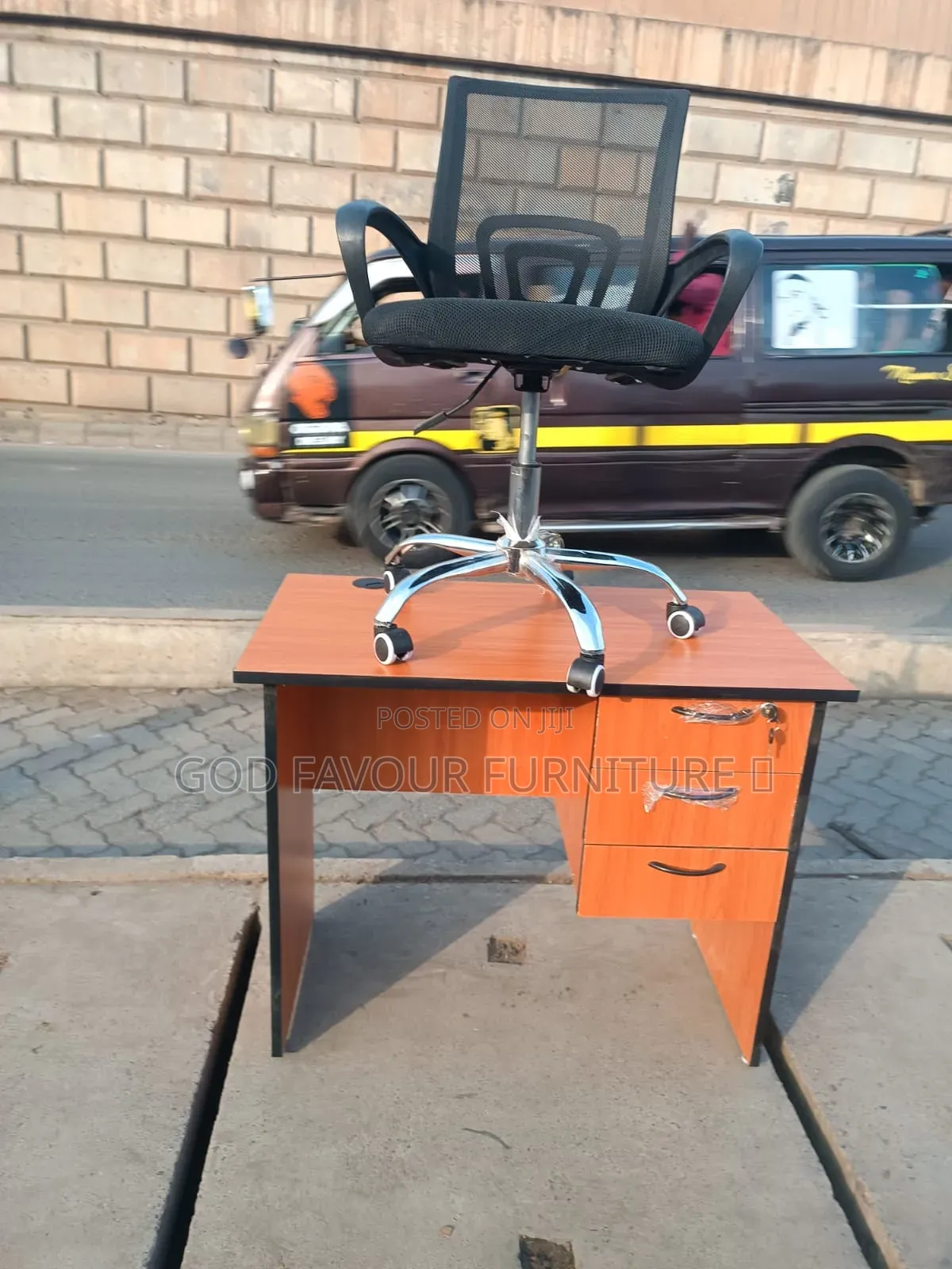 Unique Black Mesh Office Chair With Lockable Office Desk Yf9