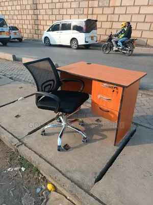 Brand New Swivel Mesh Office Chair With Lockable Desk Jq8b
