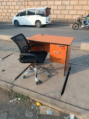 Modern Black Swivel Office Chair With Lockable Office Desk W