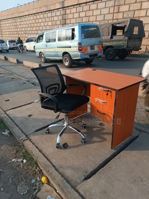 Lockable Brown Drawers Office Desk With Mesh Office Chair V5