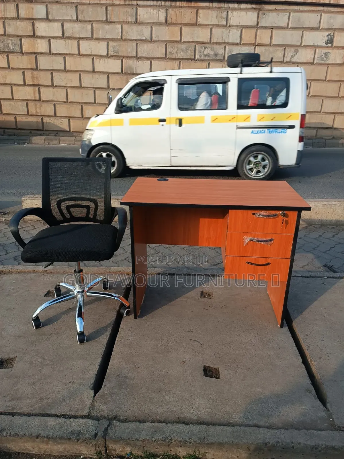 Elegant Lockable Office Desk With Mesh Office Chair Tf3e