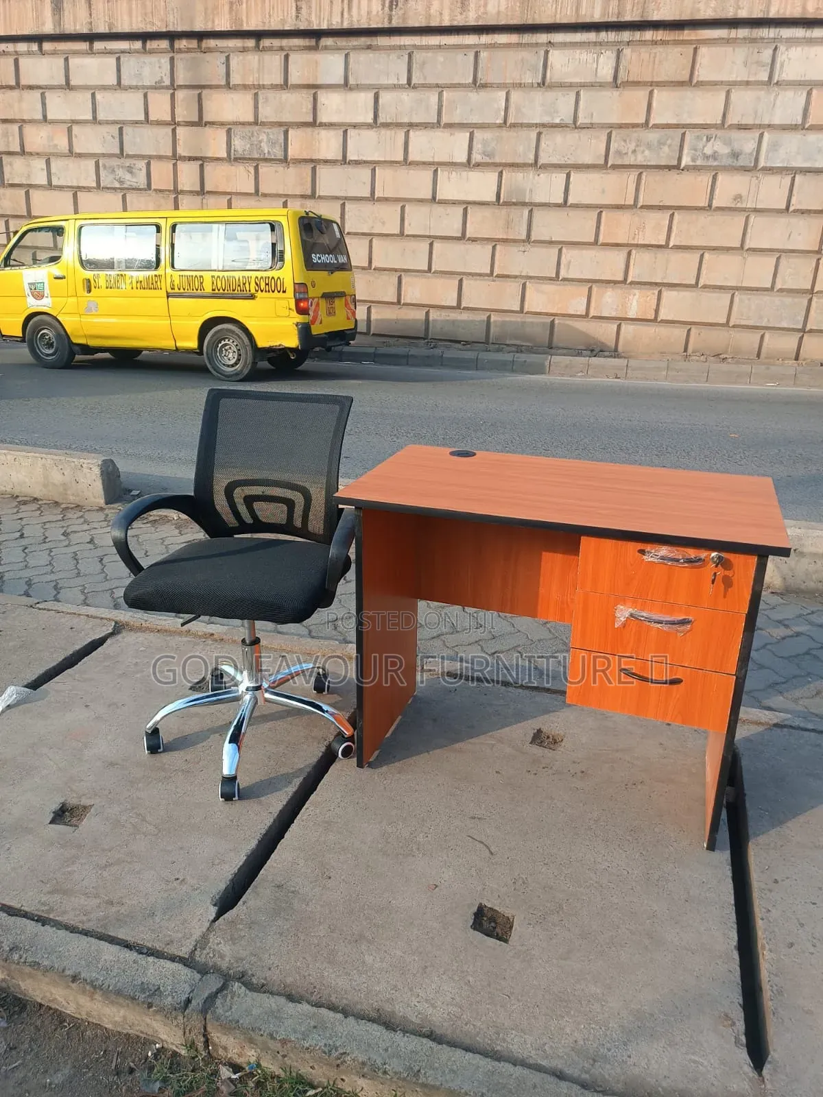 Vintage Brown Office Desk With Secretarial Mesh Chair Bf3w