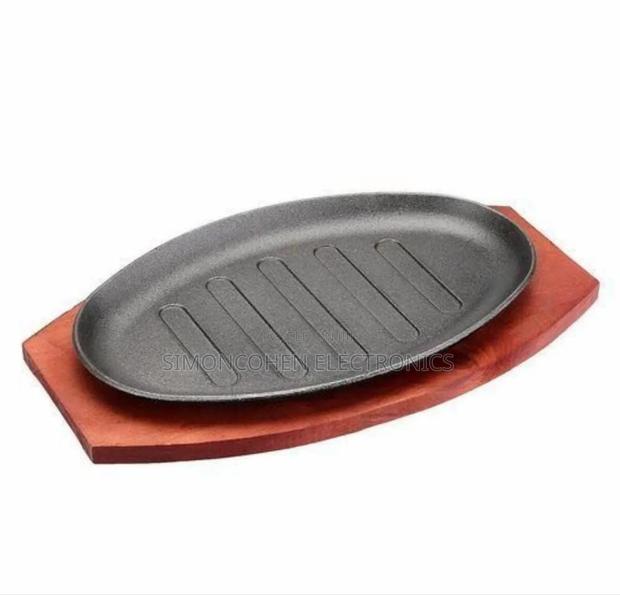 Cast Iron Hot Sizzling Plate on Wooden Tray - main view