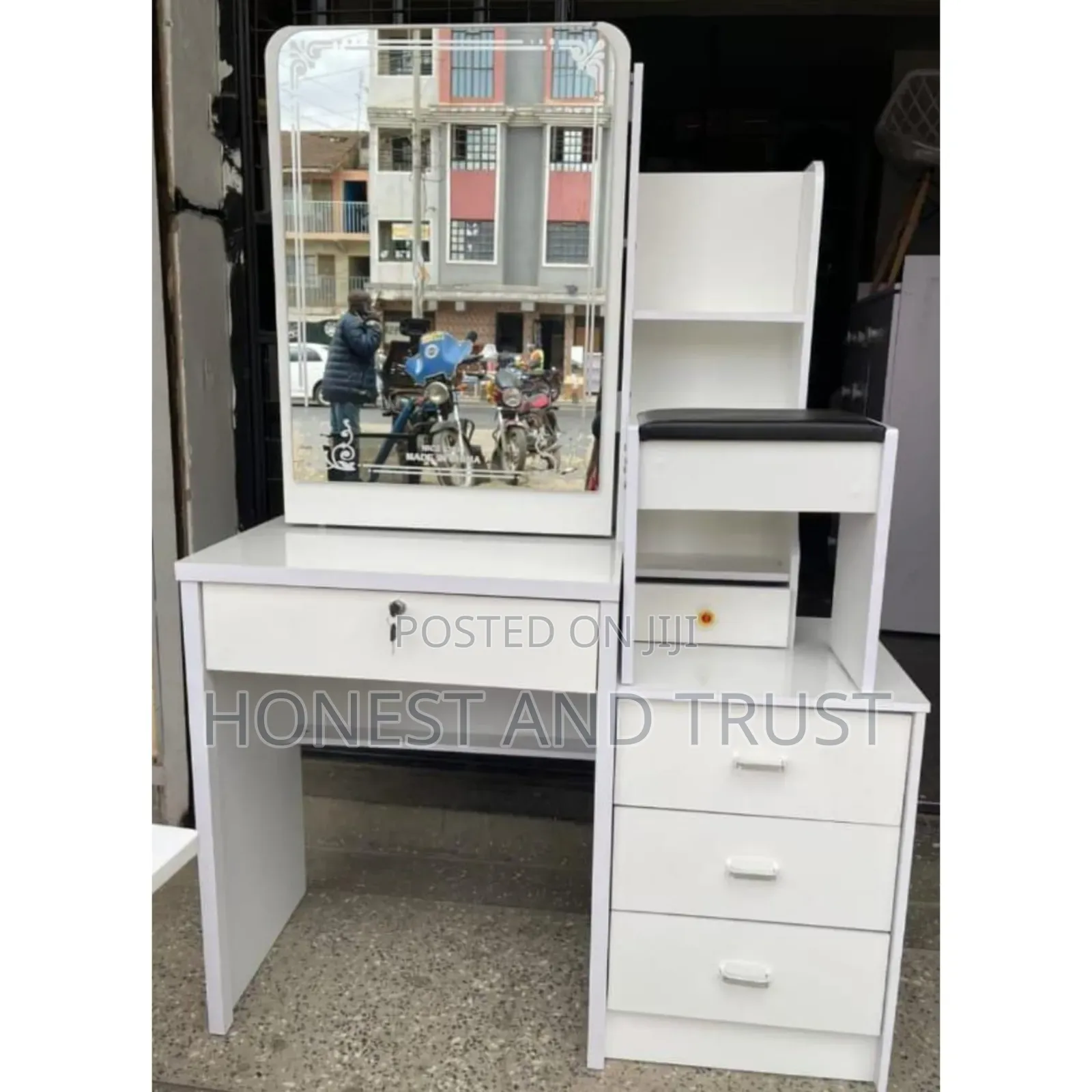 Fancy High Quality Dressing Table