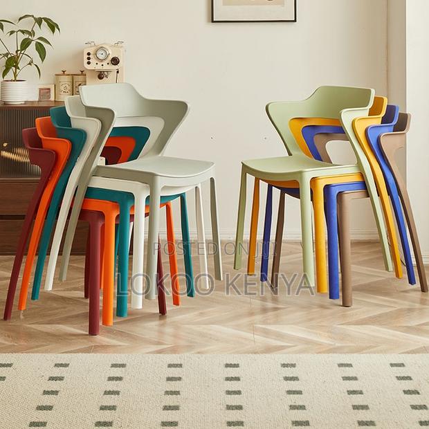 Dinning Chair: Plastic Curved Dining Chair