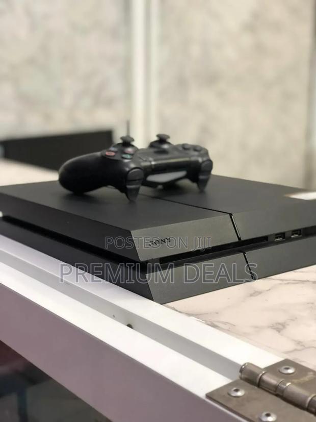 Chipped Ps4 Standard With 10games.