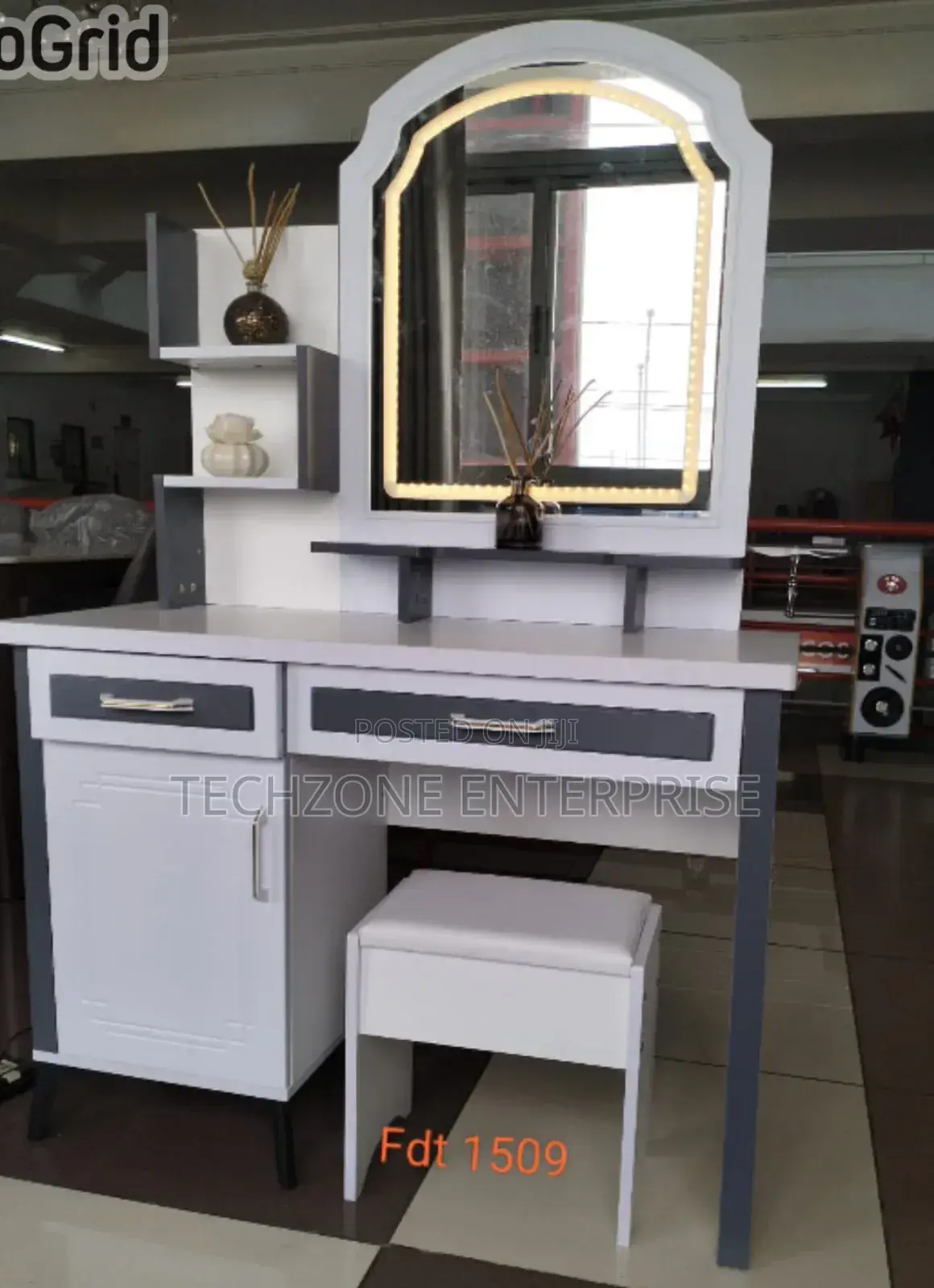 Unique Executive Big Dressing Table With Sliding Mirror 