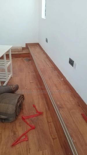 Interlocking 8mm Thick Wood Laminate - main view