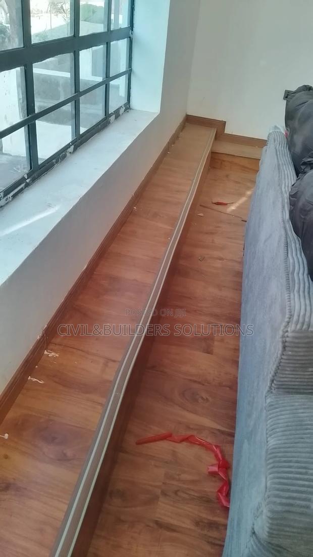 Interlocking 8mm Thick Wood Laminate - thumbnail 3