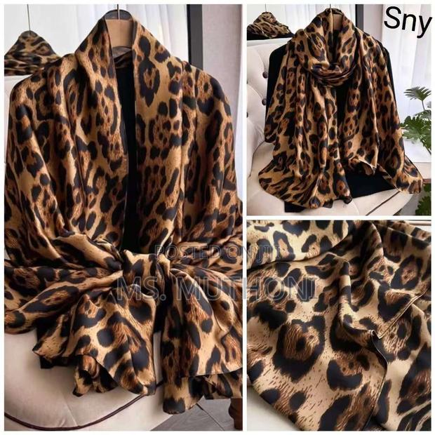 Geometric Pattern Shoulder / Kneck /Head Wrap - main view