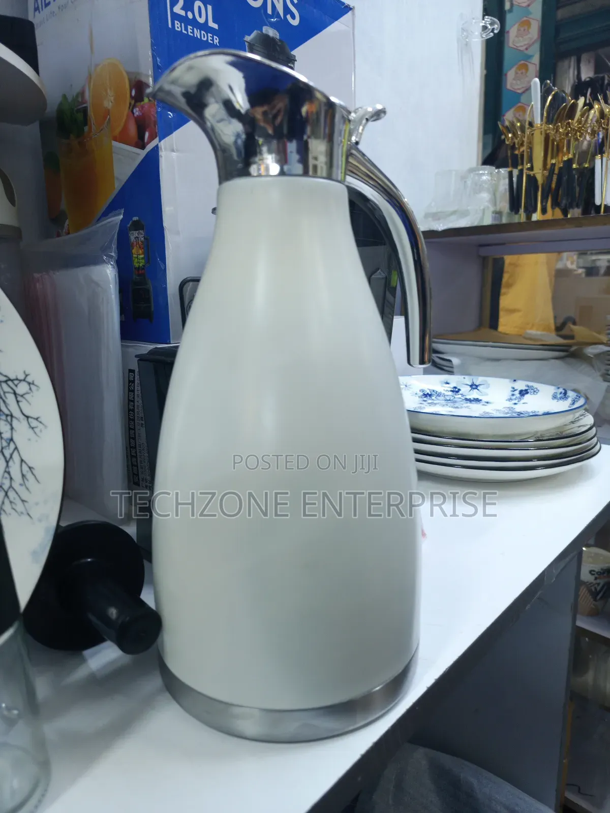 Unbreakable 2l Jp Flask in Black and White 