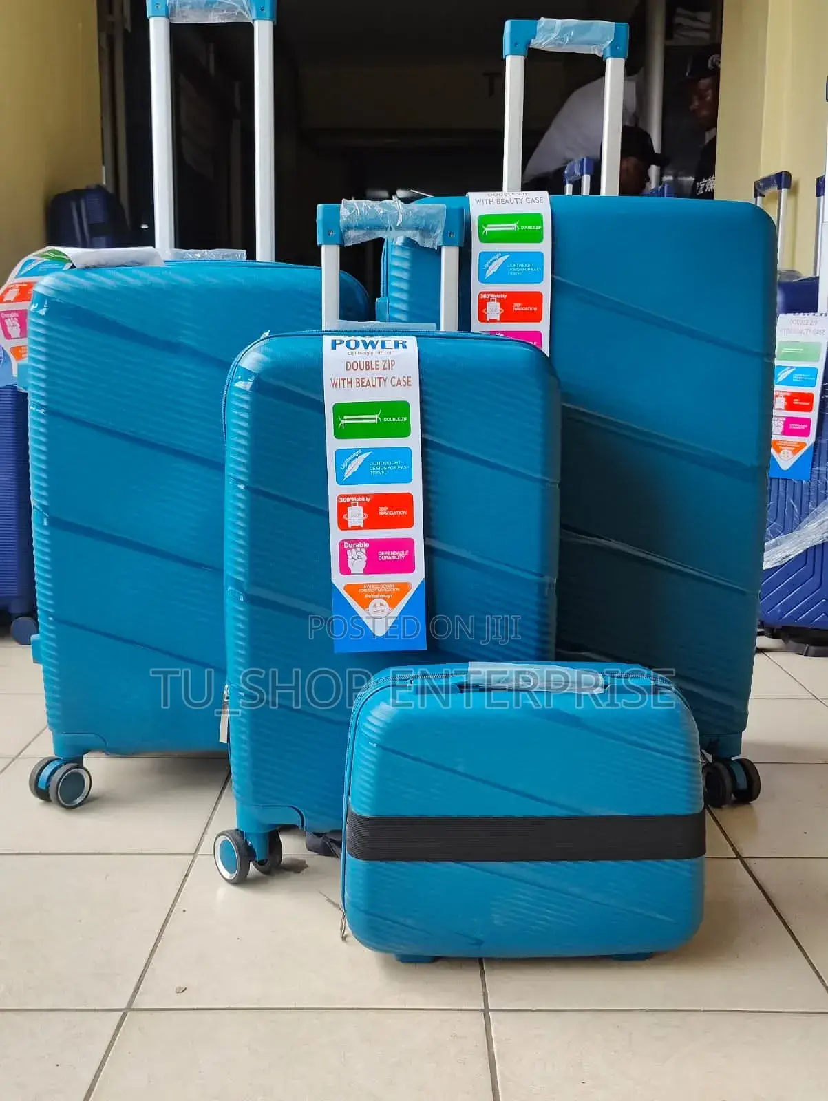 *4 in 1 Luxurious Unbreakable Suitcase*