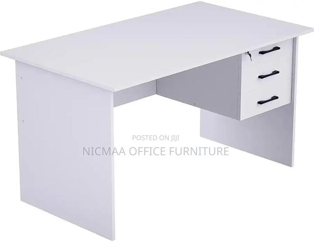 Office Desk: 0.9m Elegant And Sturdy Office/Study Desk