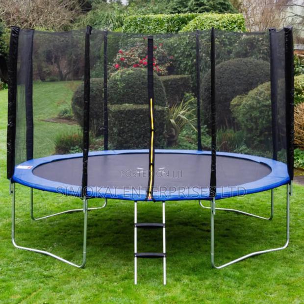 16ft Trampolines With A Safety Net And Enclosure