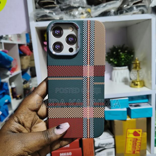 iPhone 16 Pro Max Magsafe Carbon Fiber Back Cover - thumbnail 3