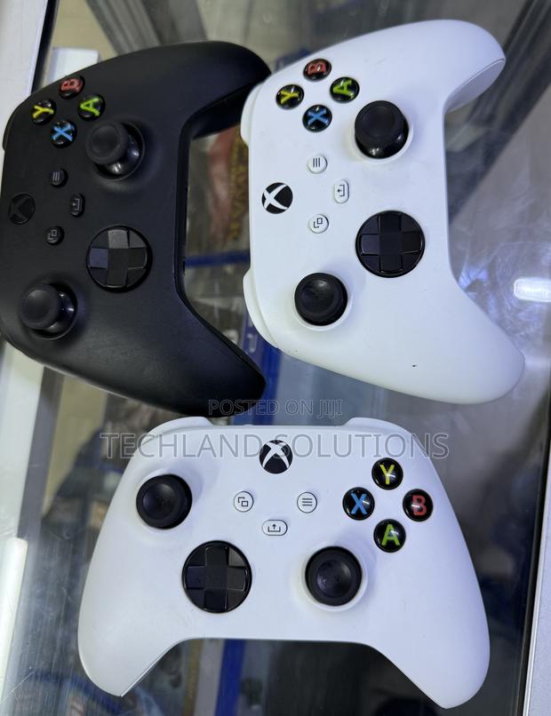 Moderately Used Xbox Series X Pad - thumbnail 2