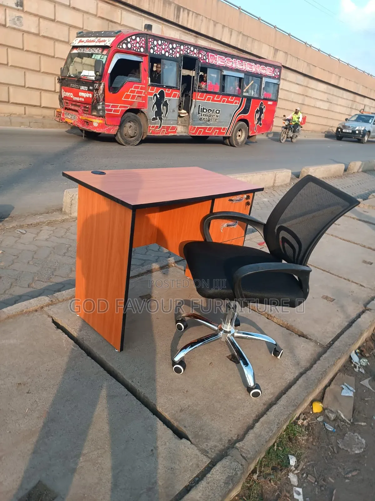 Modern Lockable Office Desk With Mesh Office Chair Bj5c