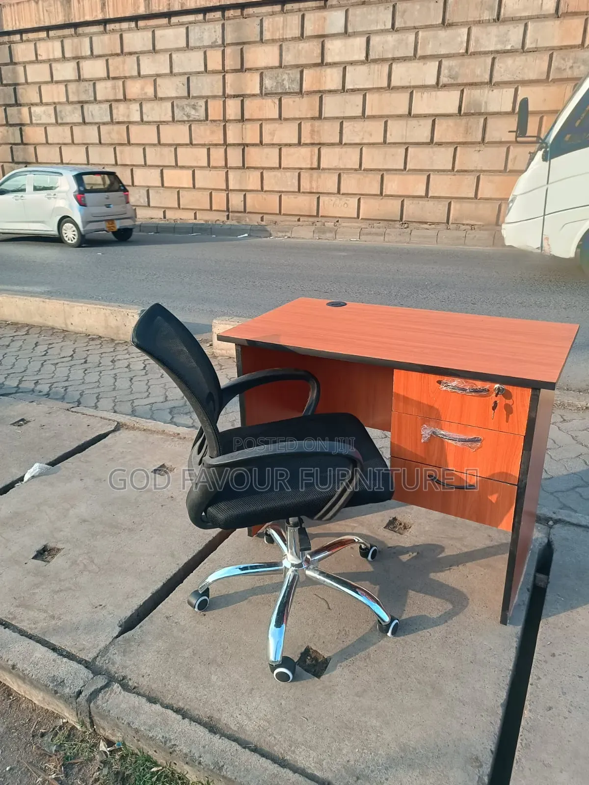 Swivel Mesh Office Chair Black With Lockable Office Desk Fd3