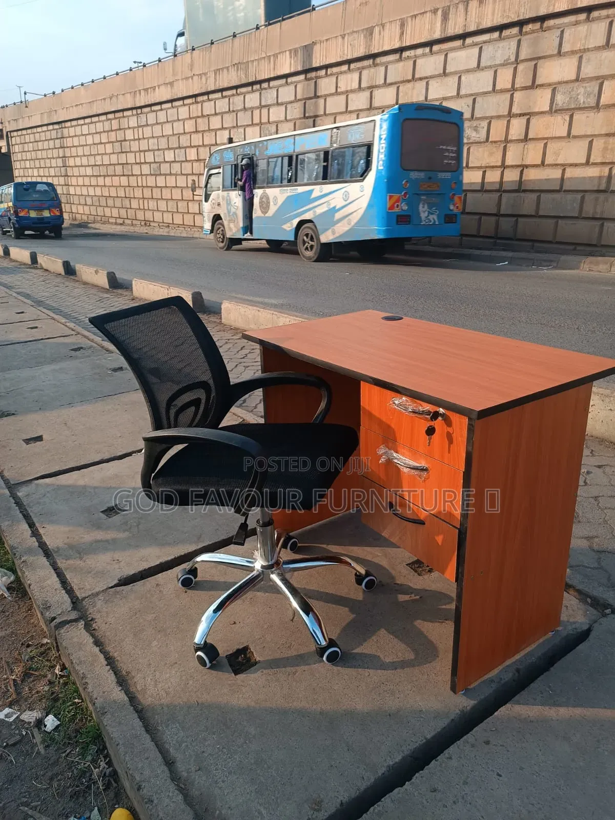 Brown Lockable Wooden Office Desk With Mesh Office Chair H4