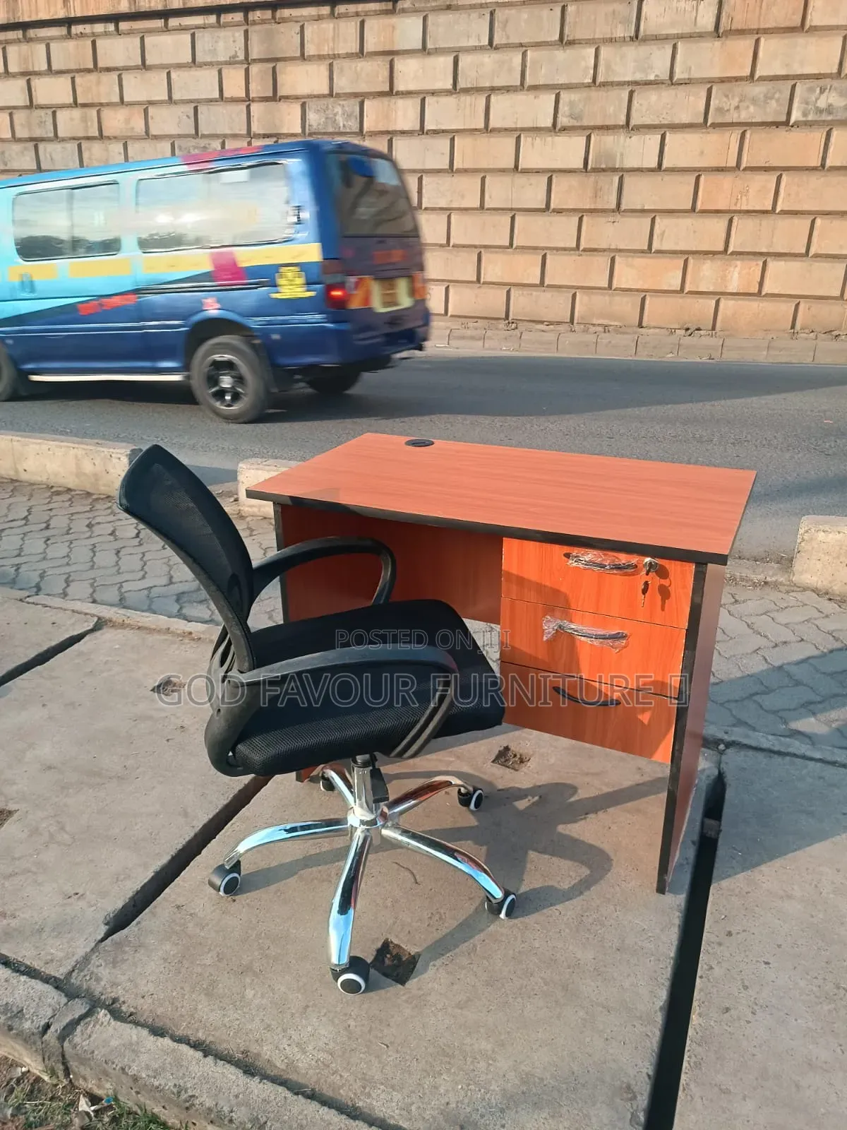 Elegant Lockable Office Desk With Mesh Office Chair He3x