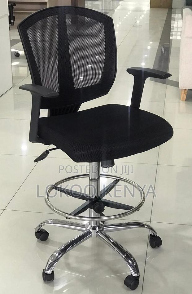 Office Chair: Managerial Office Swivel Seat - thumbnail 2