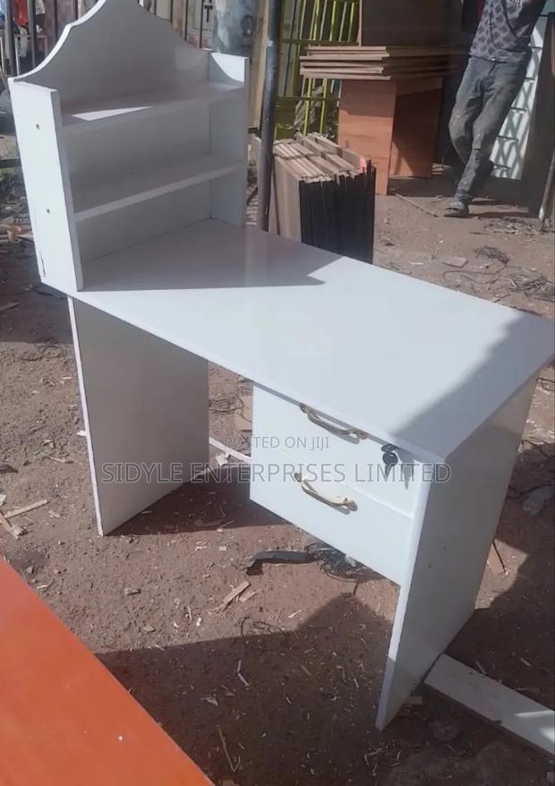 Nail Table White