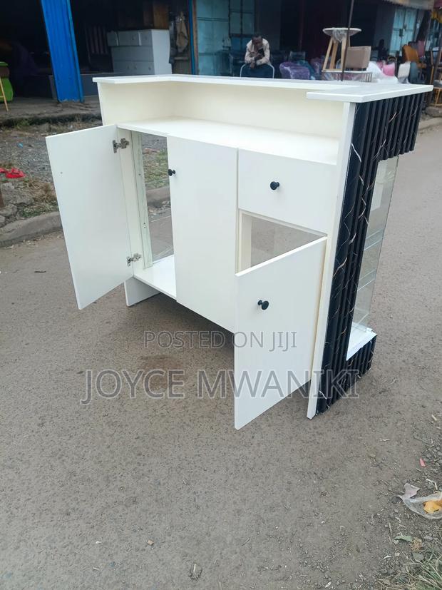 Reception Desk With Display Area - thumbnail 4