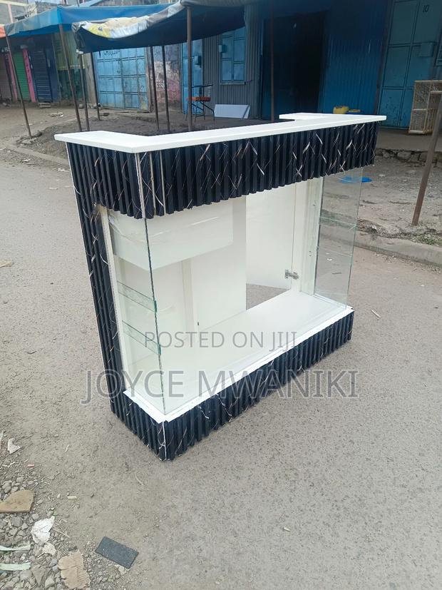 Reception Desk With Display Area - thumbnail 5