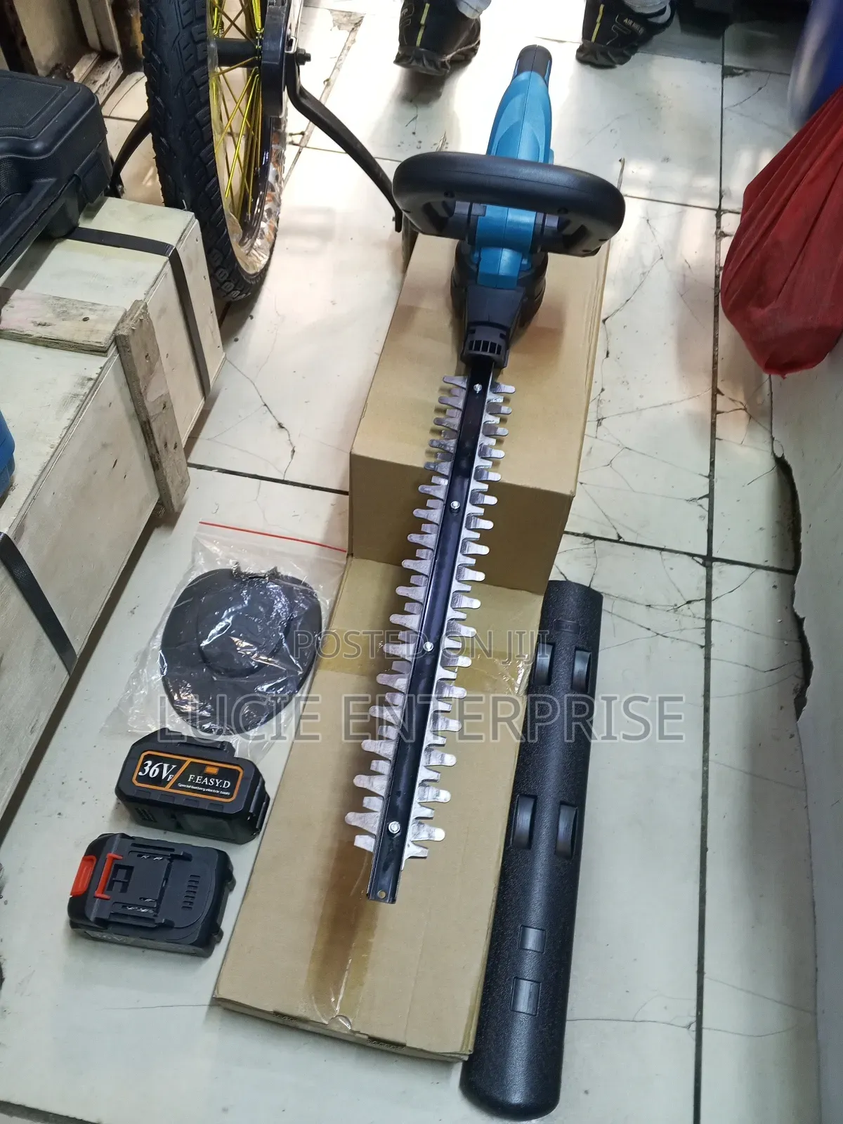 Hedge Trimmer/ Makita Cordless Hedge Trimmer