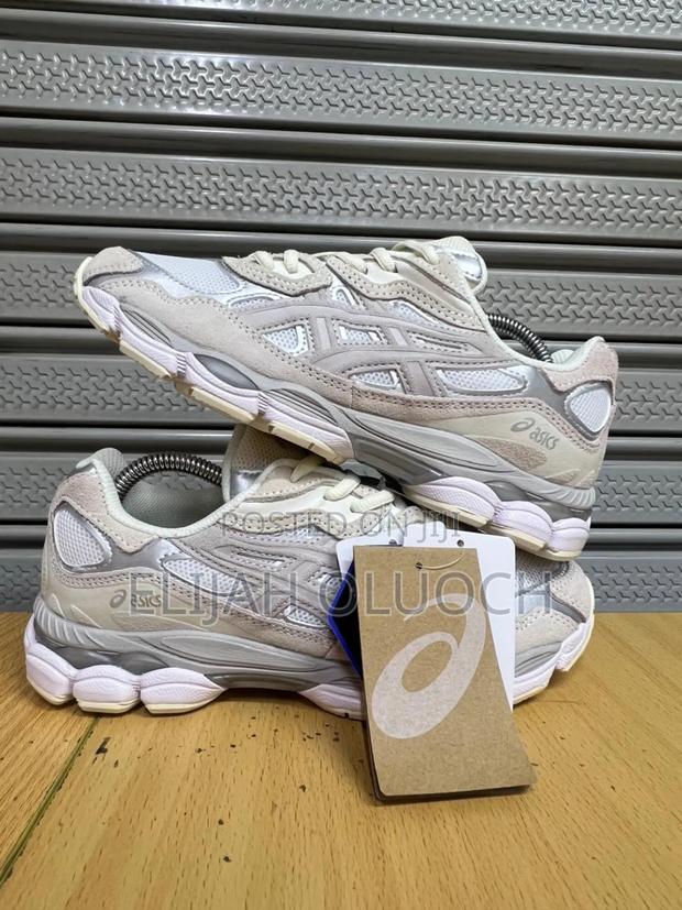 Ascis Gel -Nyc White Oyster Grey Is Now Accessible - main view